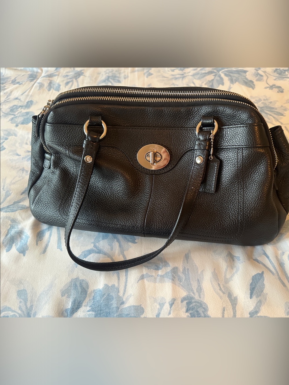 Vintage Coach Black Pebbled Leather Shoulder Bag with turnlock Silver Hardware